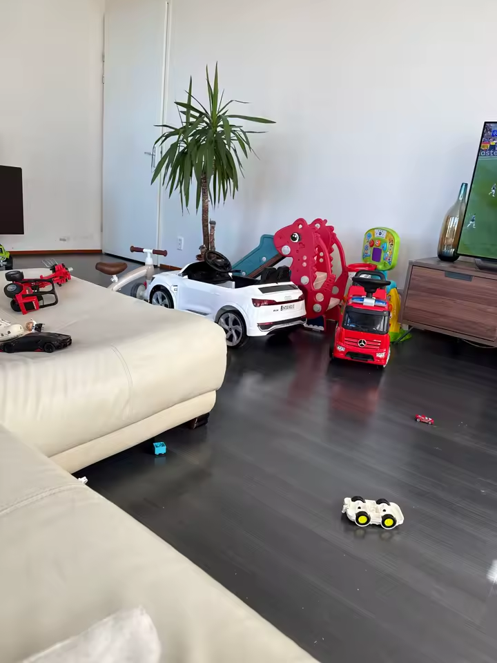 Foto van een klant met de kinderauto thuis